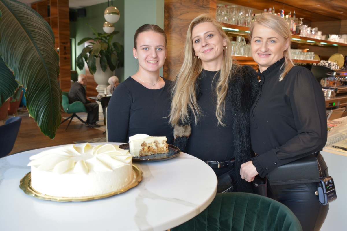 Torta Melania je za Sevnico to, kar je kremšnita za Bled, pravi vodja  sevniške slaščičarne Julija, Franja Krajnc (desno), ob njej sodelavki  Vivijana Klinc in Nives Krajnc. (Foto: D. S.) 