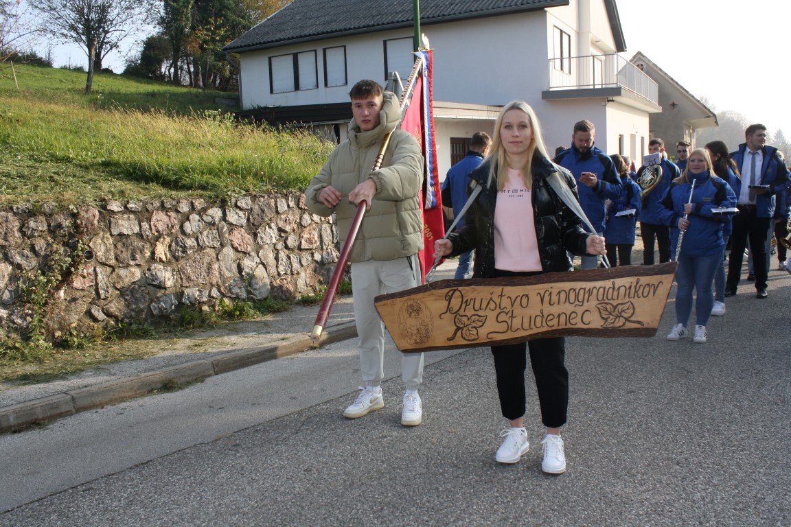 Na čelu povorke je bilo seveda ime domačega društva. (Foto: M. L.)