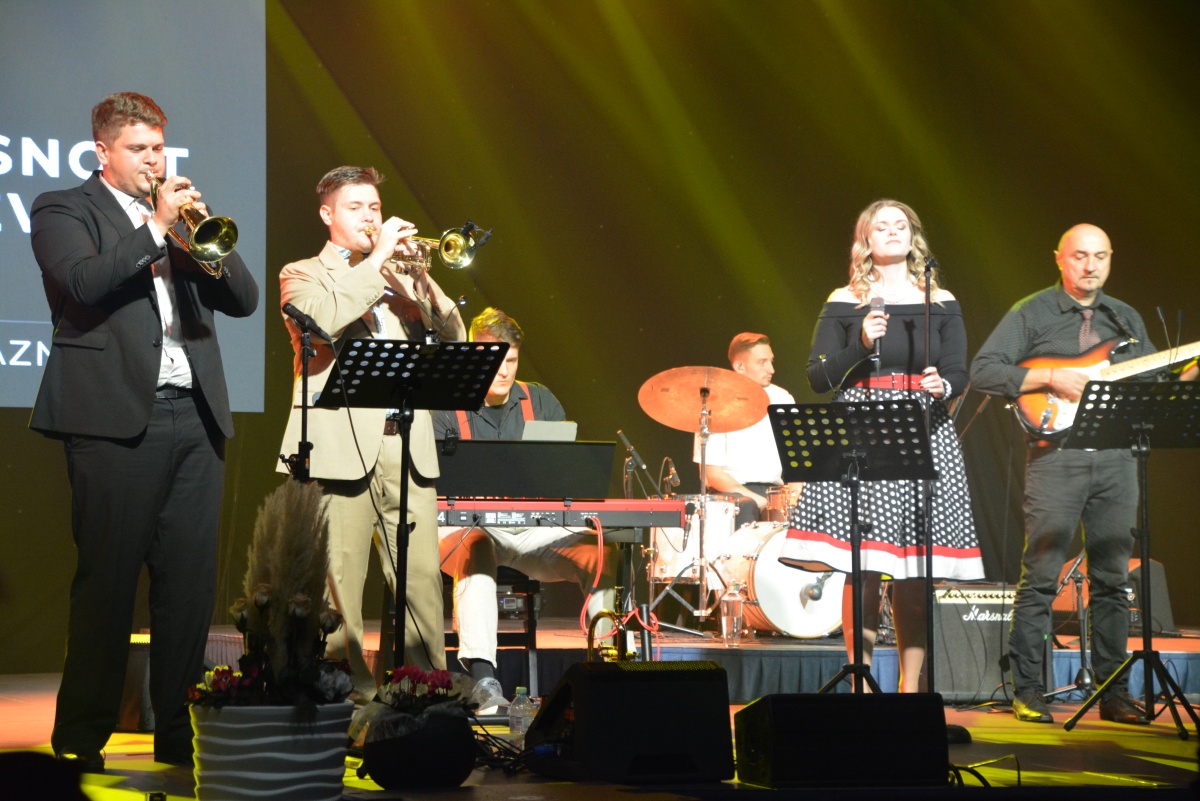 Kulturni program sta sooblikovala Oktet Jurij Dalmatin in sevniška zasedba Retrogruv, ki sta bila deležna celo stoječih ovacij za skupno izvedbo pesmi Pastirče mlado. (Foto: D. S.)