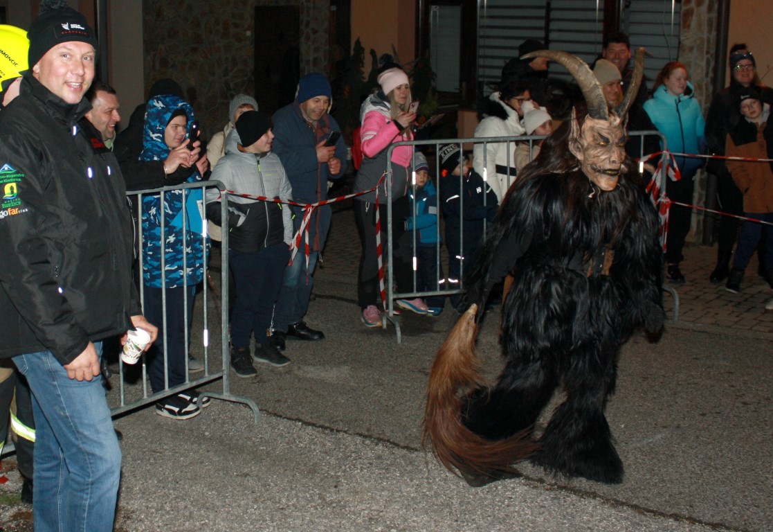 Dogajanje je bilo tudi sila skrivnostno. Glavni Kapelski Krampus Robi Lubšina (levo) je v začetku dogajanja skrivnostno izginil, potem pa se je spet nenadoma pojavil na prizorišču in z zadoščenjem glavnega organizatorja opazoval veliko množico sodelujočih n gledalcev.