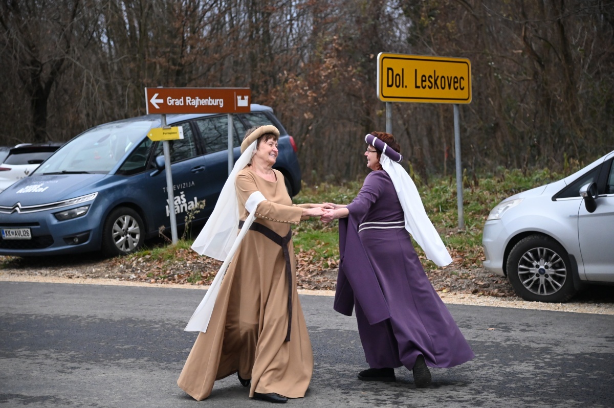 Program ob odprtju je s plesnim nastopom popestrila  Srednjeveška plesna skupina Kulturnega društva Svoboda Brestanica.  (Foto: MO Krško)