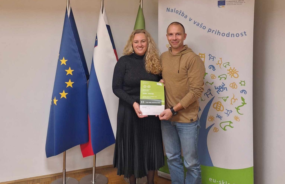 Direktorica Centra za podjetništvo in turizem Krško Kristina Ogorevc Račič in Matej Kandare ob prevzemu certifikata (Fotografije: CPT Krško)