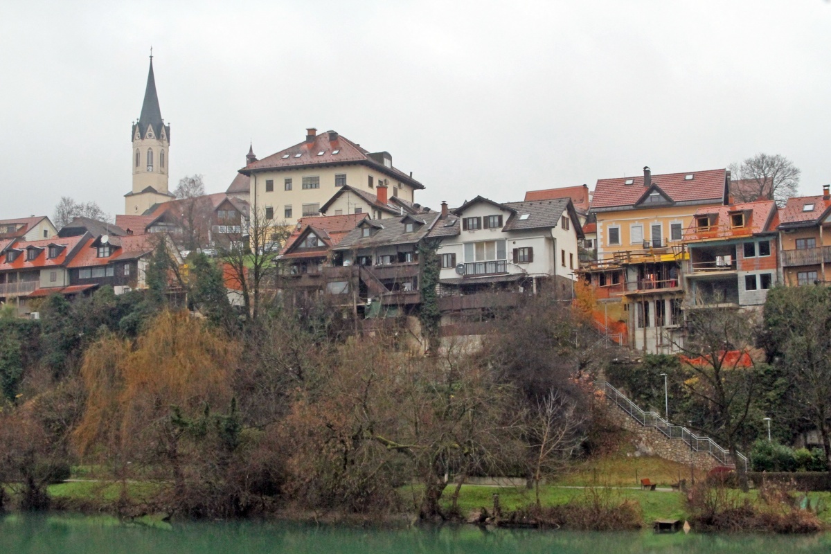 Breg že dolgo ni več tak, kakršnega je slikal Božidar Jakac. Trenutno je na njem kar nekaj vrzeli, ki jih bodo zapolnile novogradnje. (Foto: I. Vidmar)