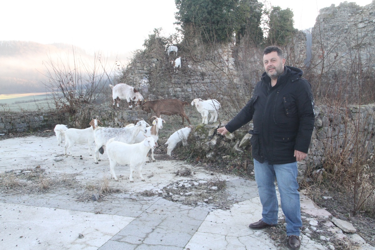 Župan Občine Mokronog - Trebelno mag. Franc  Glušič o novih sodelavkah pravi, da pridno čistijo teren okoli ruševin  mokronoškega gradu. (Foto: R. N.)