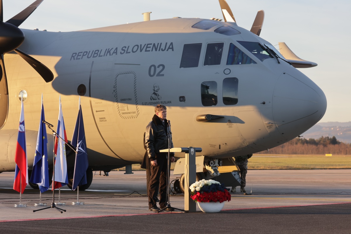 Slavnostni govornik ob prihodu drugega letala C-27J Spartan v Slovenijo minister za obrambo mag. Borut Sajovic