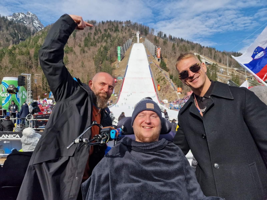 Dominik je bil letos skupaj z Igorjem Mikičem  (desno) ambasador projekta SharePlanica.si, na levi Dominikov oče  Boris. (Foto: osebni arhiv)