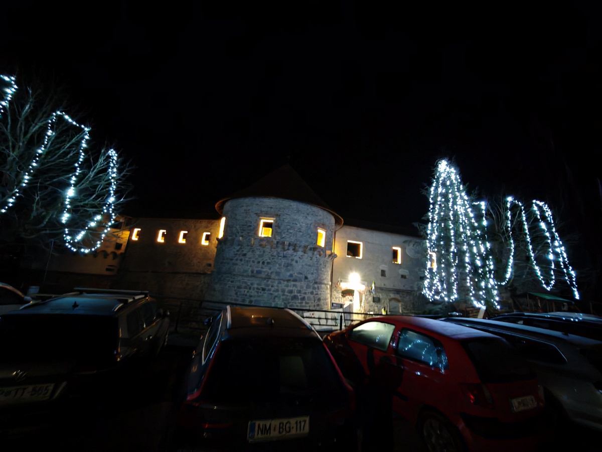 FOTO: Z odprtjem drsališča v praznični december