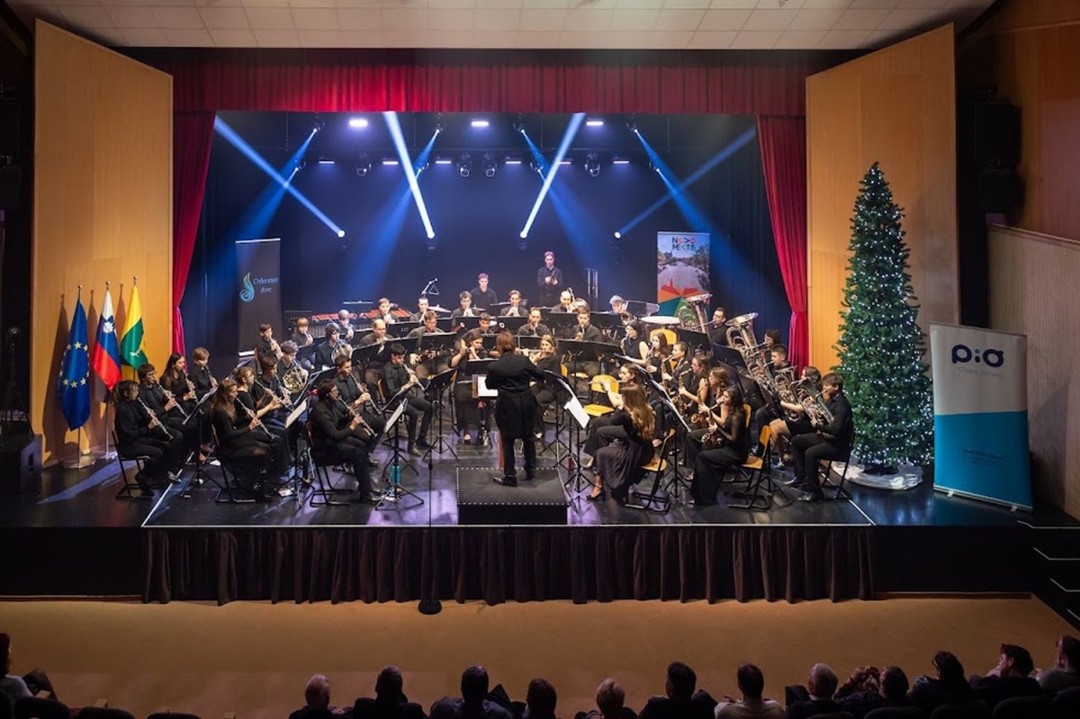 Orkester Ave z dirigentom Mirom Sajetom je sinoči napolnik šentjernejski kulturni center.