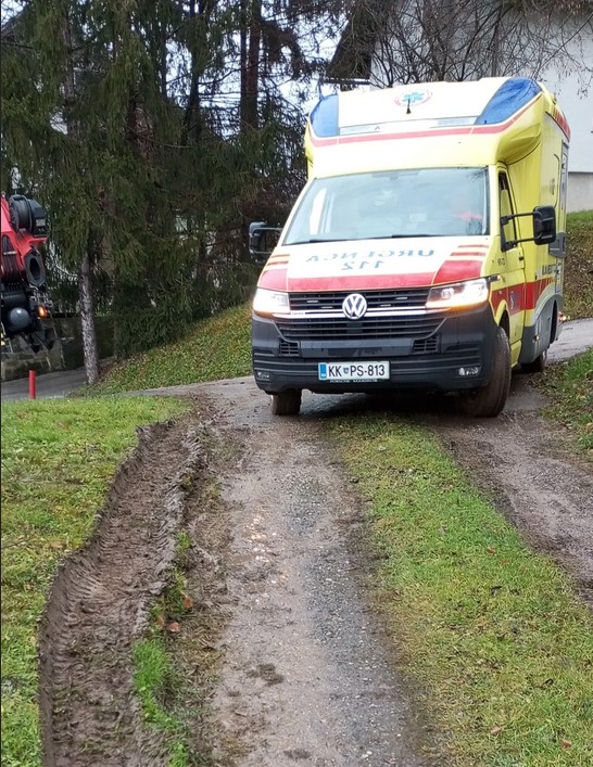 Reševanje reševalnega vozila (še nekaj fotografij spodaj v fotogaleriji): PGE Krško