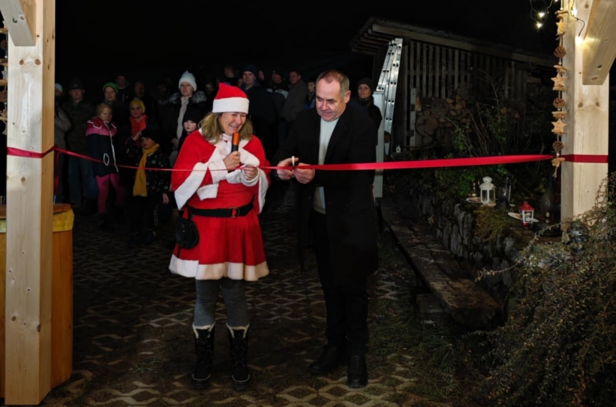 Župan Jože Papež je slovesno odprl Božičkovo deželo. (Foto: E. H.)