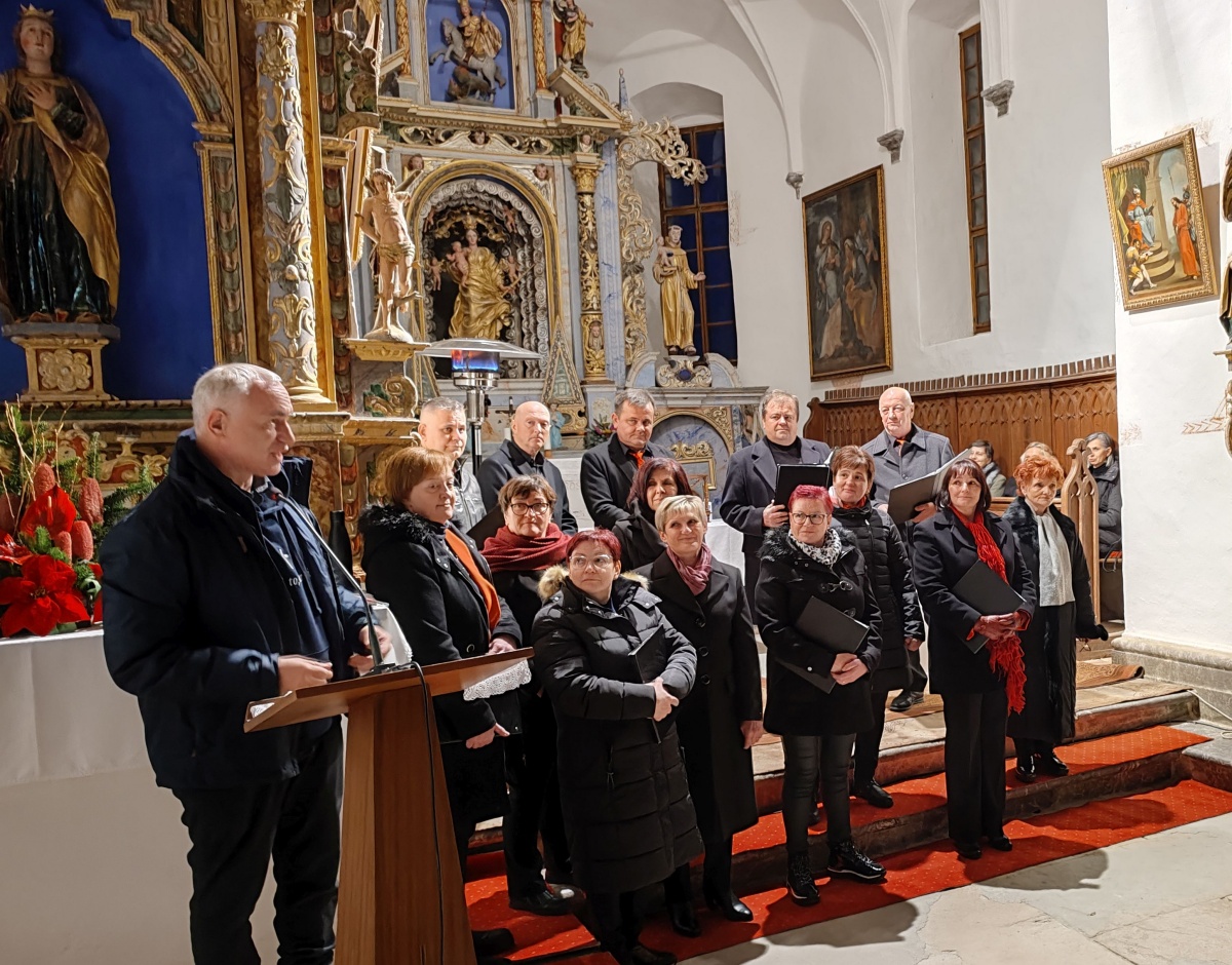 Nagovor domačega župnika dr. Alfonza Žiberta (na levi).