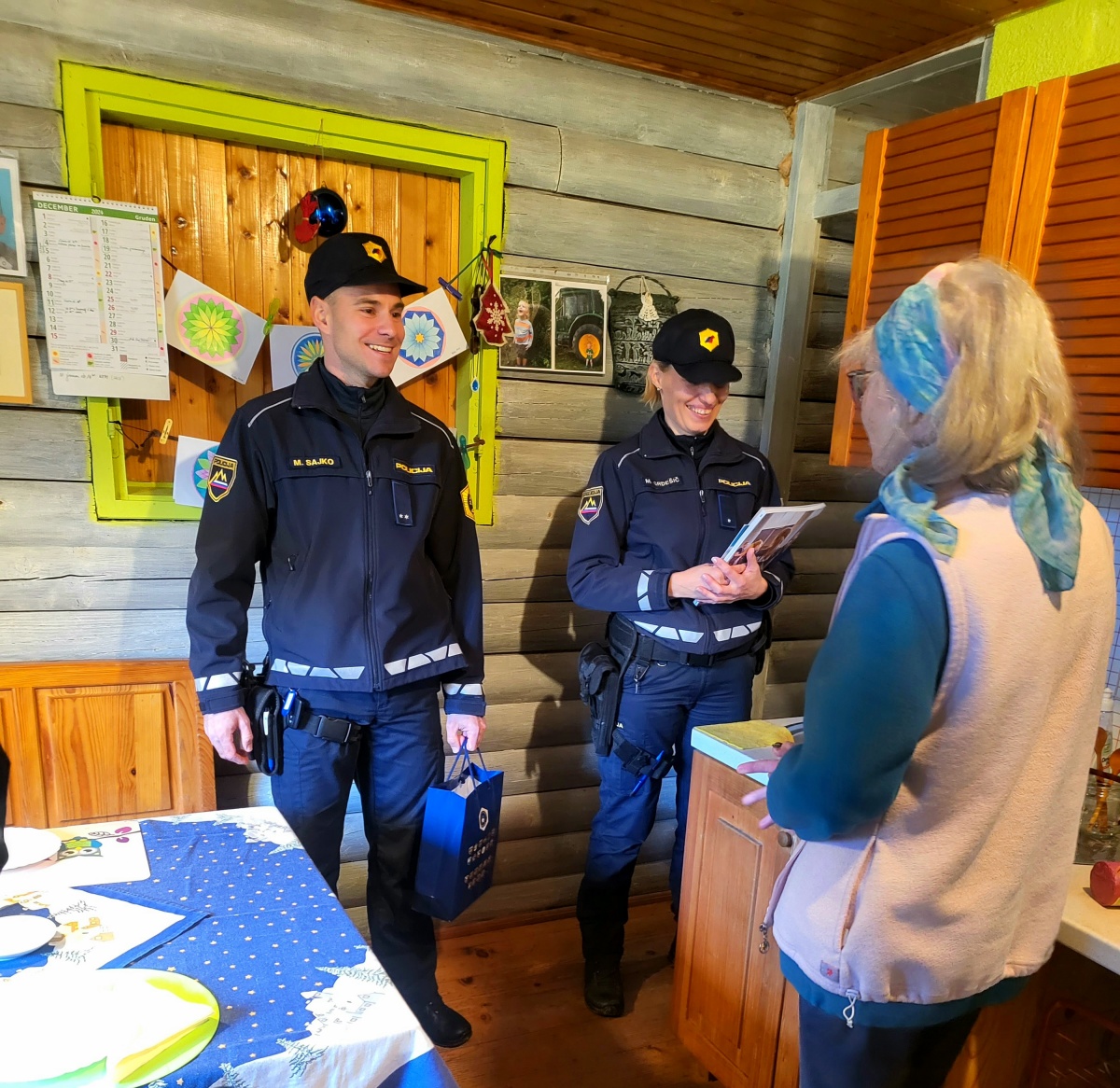 FOTO: Policisti starostnikom polepšali praznike 