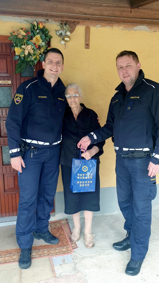 FOTO: Policisti starostnikom polepšali praznike 