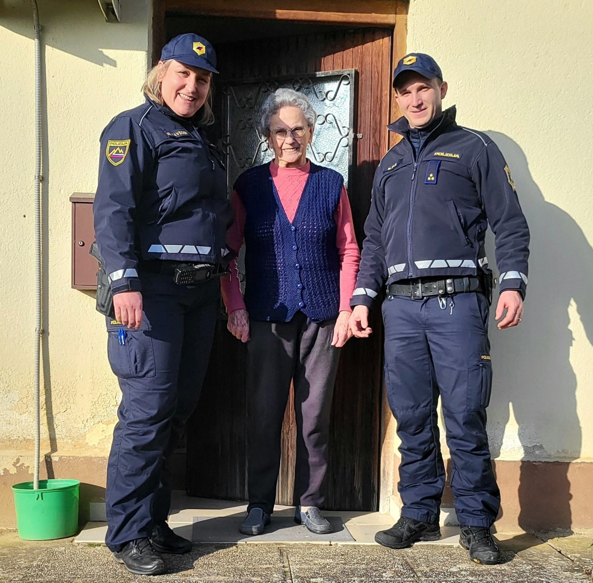 FOTO: Policisti starostnikom polepšali praznike 