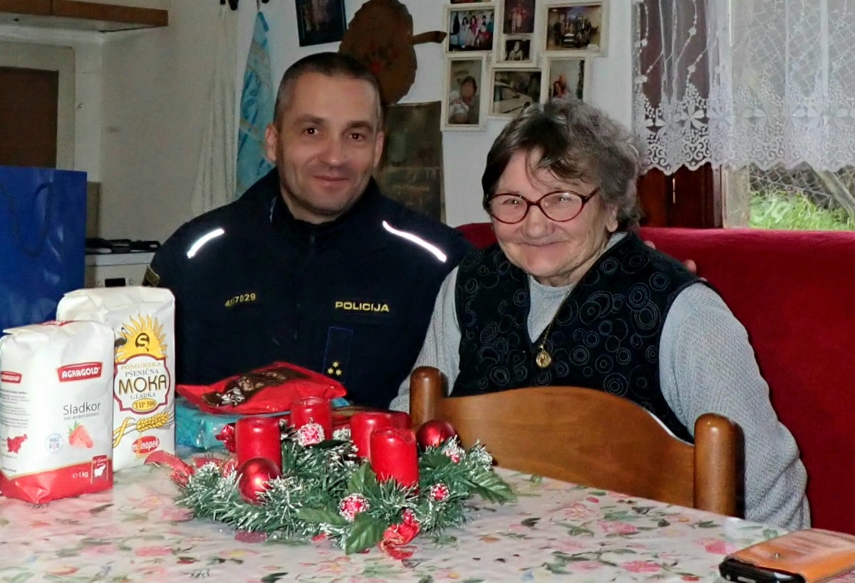 FOTO: Policisti starostnikom polepšali praznike 