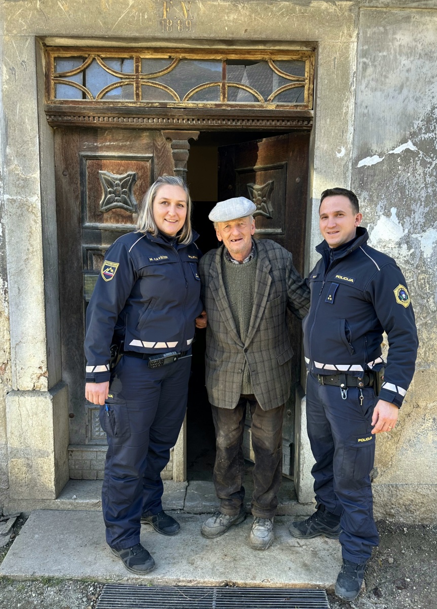 FOTO: Policisti starostnikom polepšali praznike 