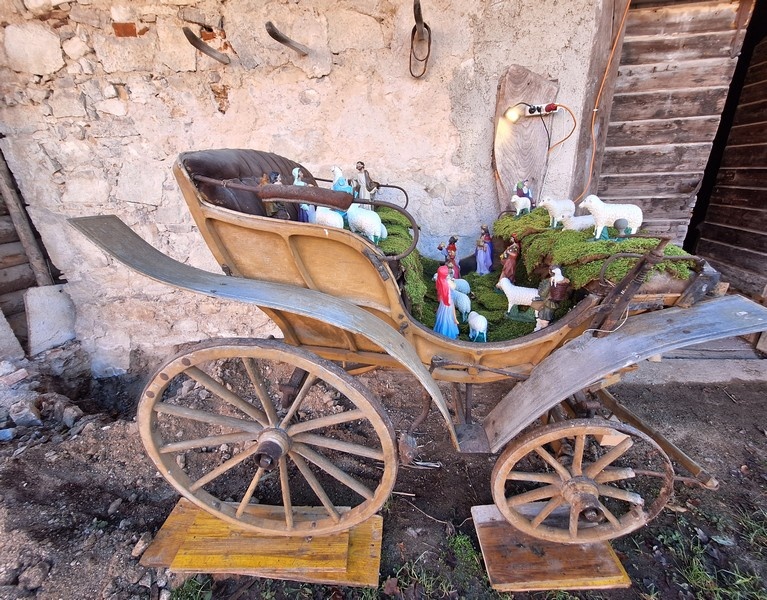 V Gradežu pri Turjaku jaslice postavijo v  vseh mogočih skritih in malo manj skritih kotičkih vasi. (Foto: Društvo  za ohranjanje dediščine Gradež)