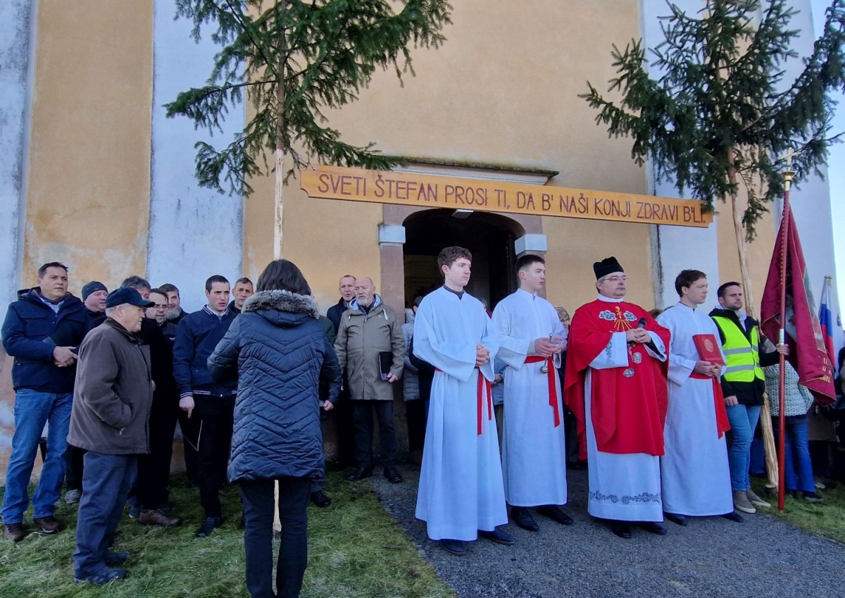 Konje in konjenike je blagoslovil šentjernejski župnik Janez Rihtaršič.