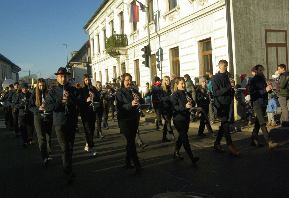 Pihalni orkester občine Šentjernej tudi letos ni umanjkal na povorki konj.