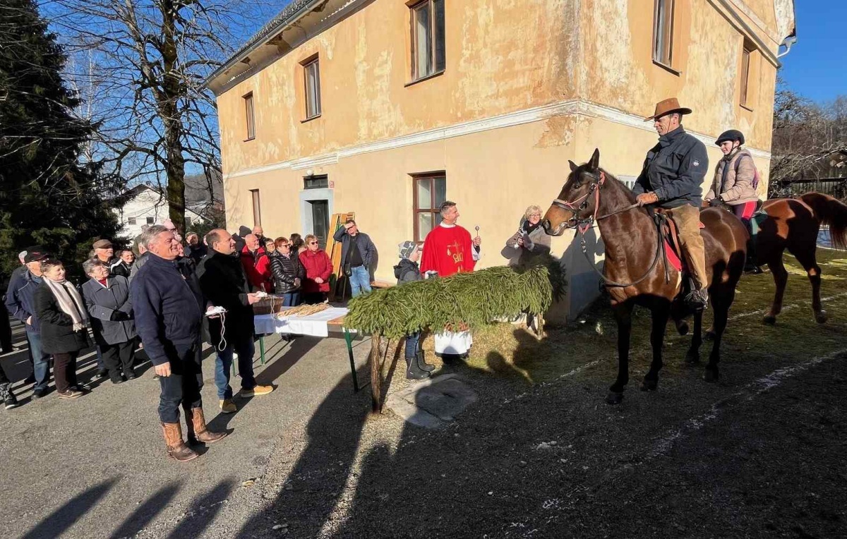 Po blagoslov je prišlo 24 konj in njihovih lastnikov. (Foto: P. Primec)