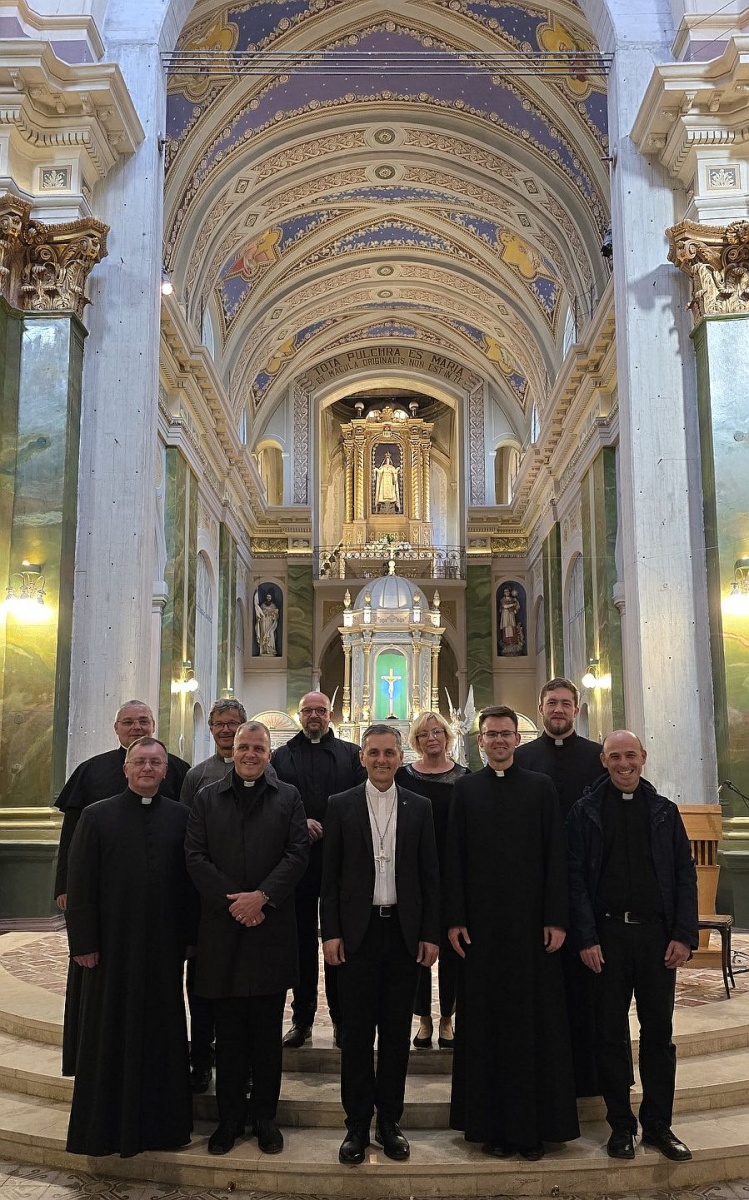 Oktet Oremus je gostoval med rojaki v  Argentini; z njimi je bil novomeški škof dr. Andrej Saje (spredaj v  sredini). (Foto: osebni arhiv)