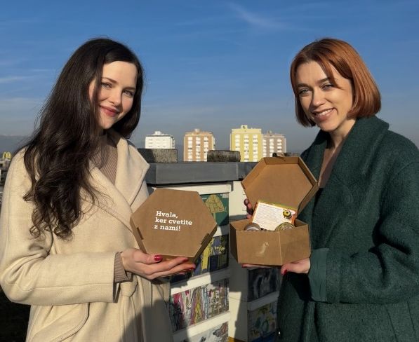 Rebeka Udvanc (levo), ustanoviteljica podjetja Beesmetic, in Ana Boršič iz podjetja A1 pri čebelnjaku na strehi poslovne stavbe A1 v Ljubljani (Foto: A1)