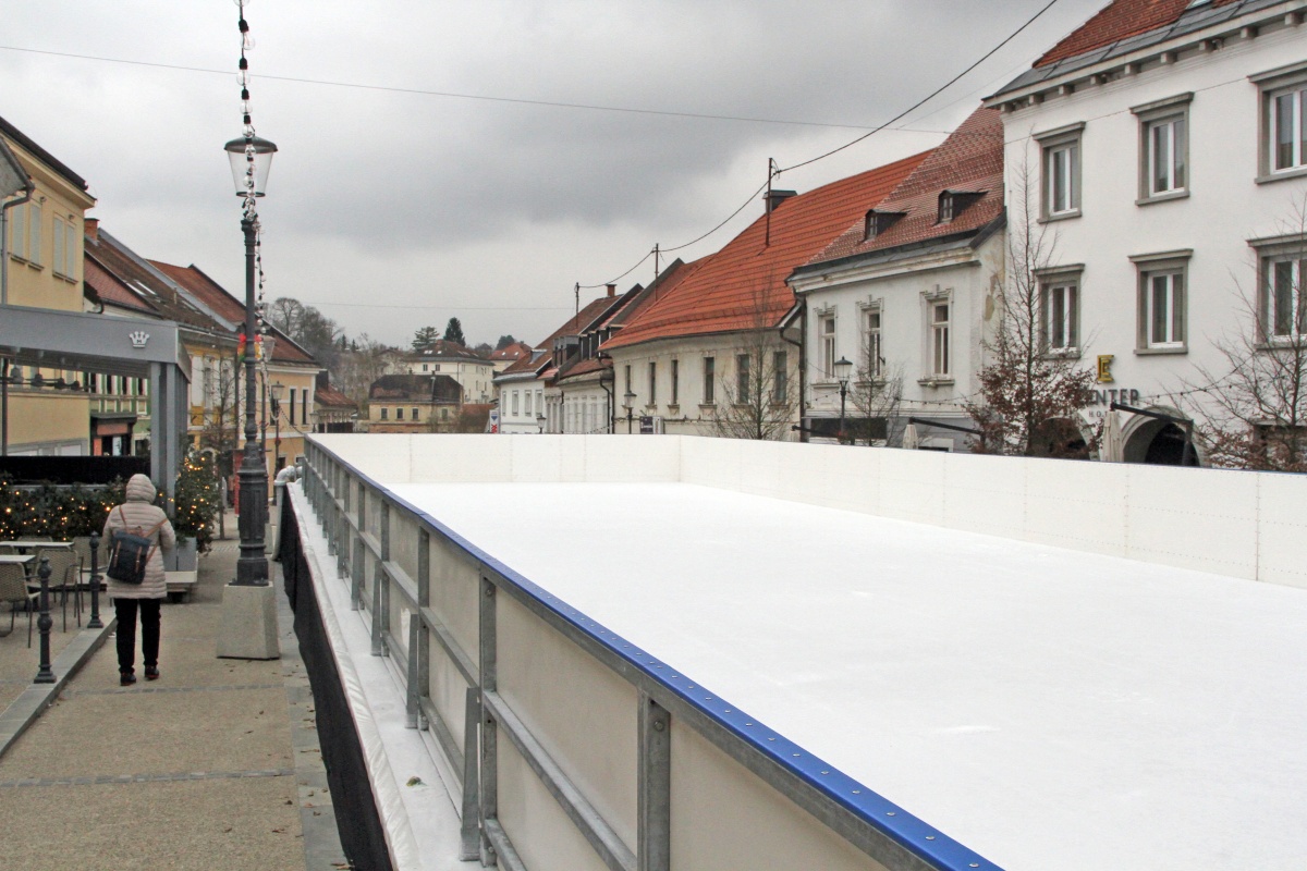 Letos je drsališče na Glavnem trgu  postavljeno sredi trga, je večje in stalo bo dlje časa kot v  preteklosti. (Foto: I. Vidmar)