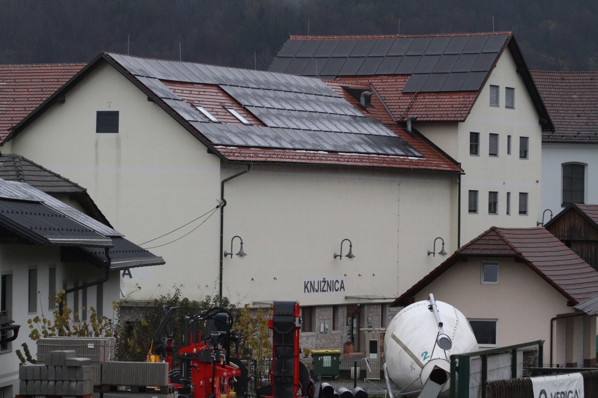 Sončne elektrarne na strehi kulturnega doma in občine (Foto: R. N.)