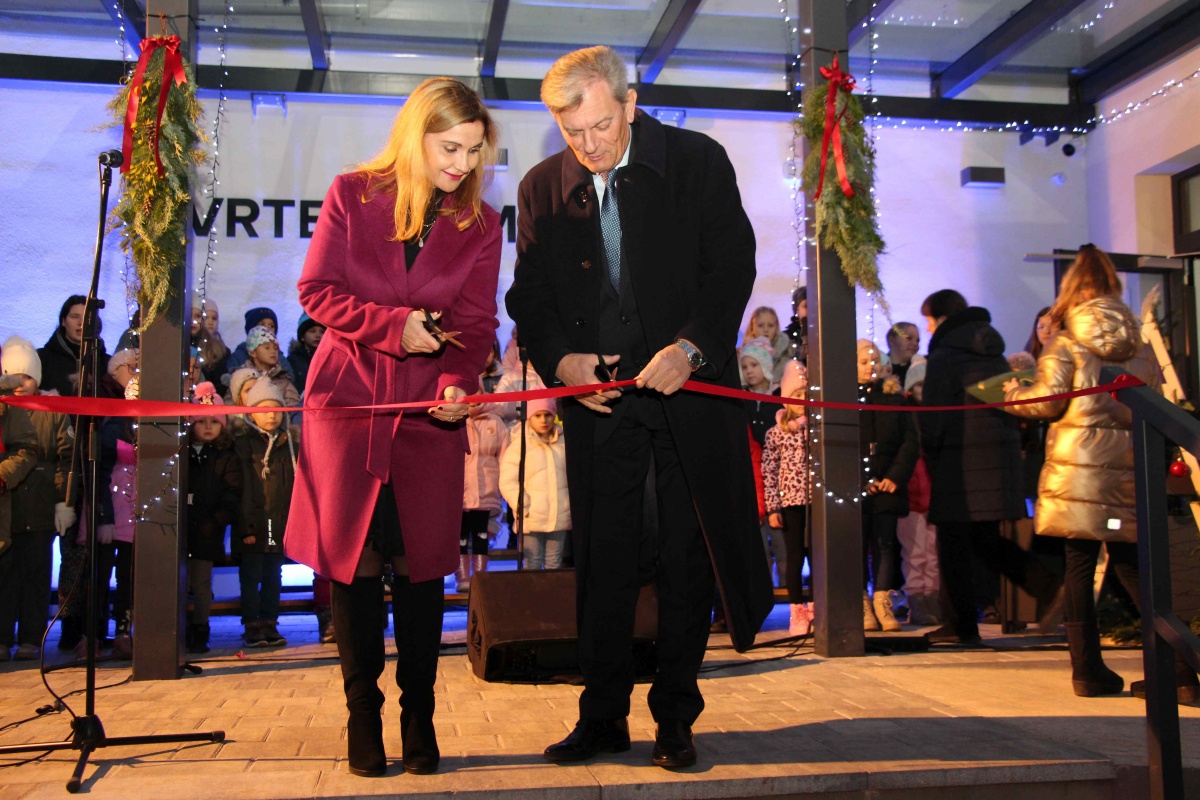 Trak sta prerezala župan Franc Vovk in ravnateljica šole Andreja Koščak. (Foto: M. Ž.)