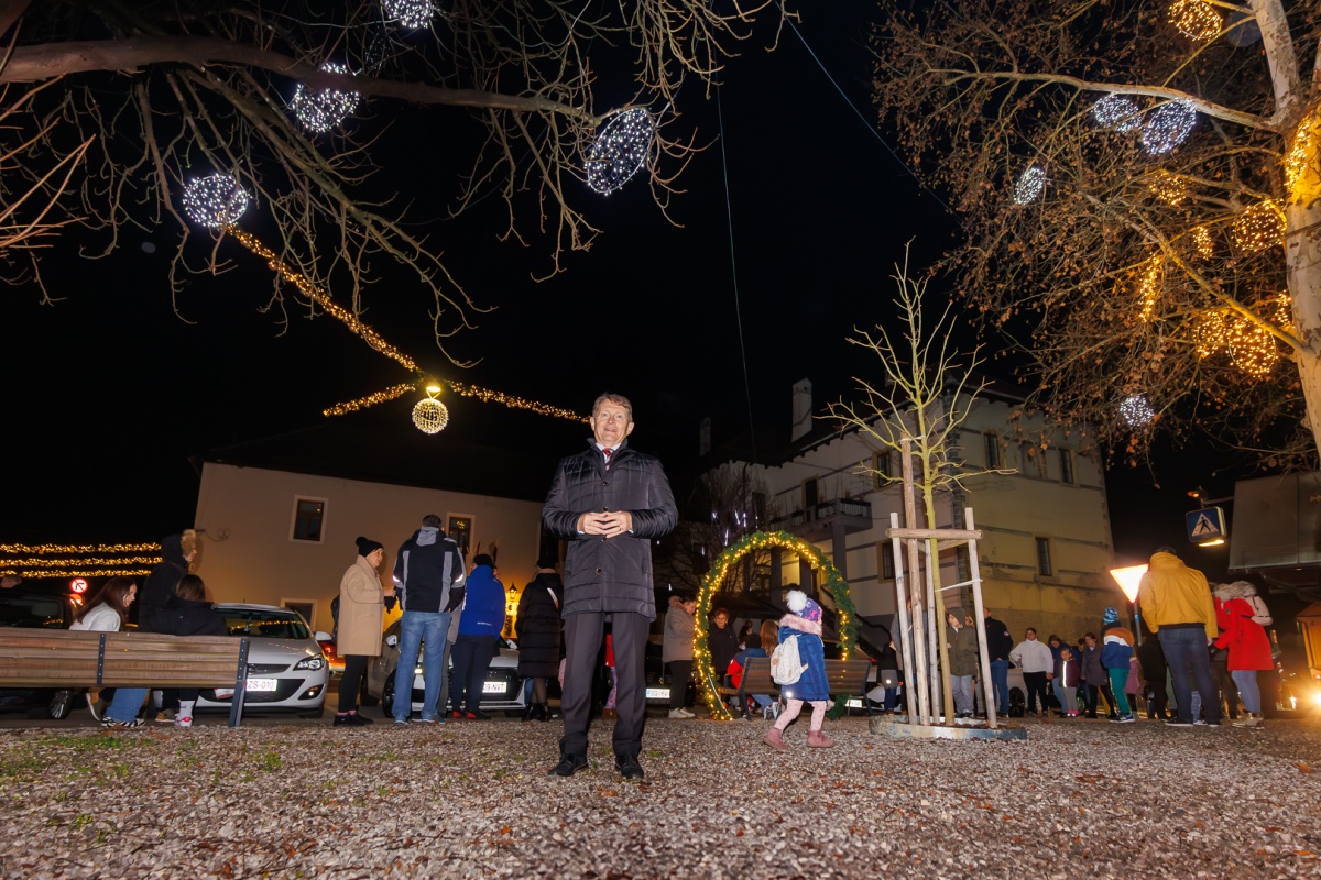 Tako pa so lučke prižgali v Črnomlju. (Foto: Jani Pavlin)