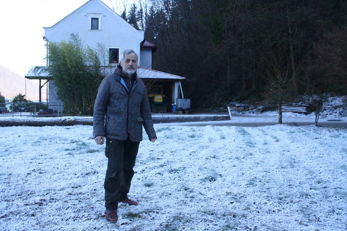 Vinko je veliko gozdov kupil od potomcev posestnika Jakila, nekdanjega  očetovega delodajalca. Odkupil je tudi Jakilovo pristavo pri Boštanju (v  ozadju), na kateri je bil rojen in na kateri je preživel velik del  otroštva. (Foto: M. L.)