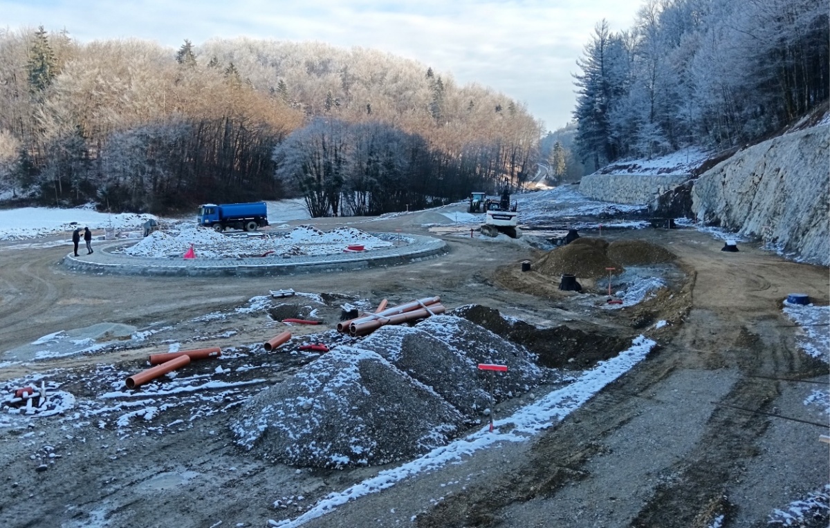 Krožišče in prenova regionalne ceste na Poljanah pri Mirni Peči že dobivata prave obrise. (Foto: M. Ž.)