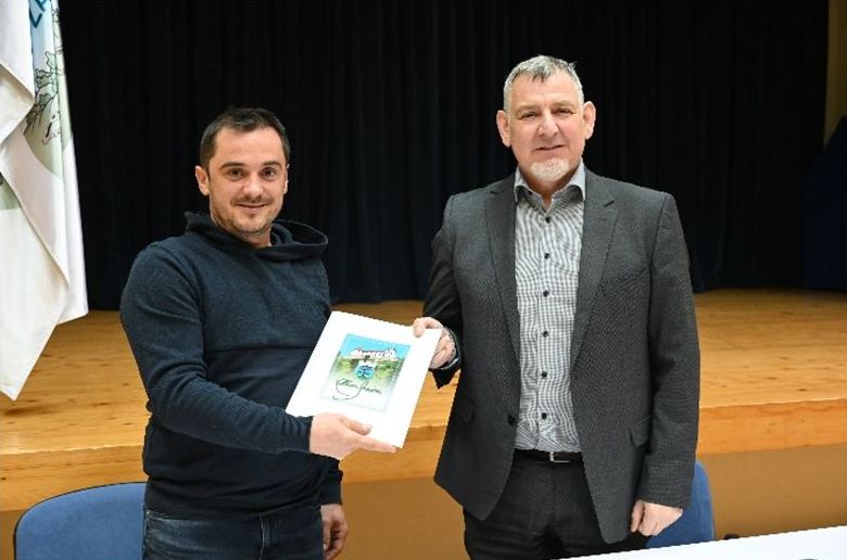 Direktor podjetja GAAL Andrej Leskovšek in župan Občine Sevnica Srečko ocvirka sta podpisala pogodbo o drugi fazi sanacije plazu v Zabukovju. (Foto: Občina Sevnica)