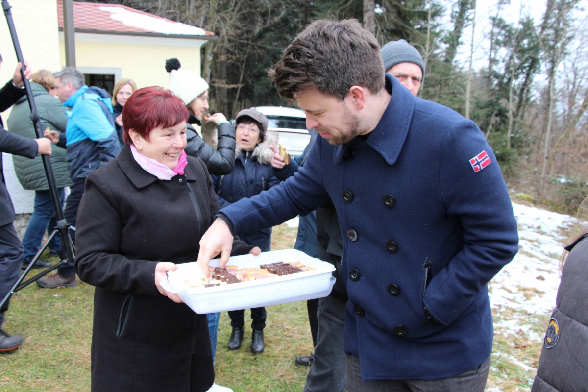 Gostoljubni vaščani so potregli z domačimi dobrotami in toplimi napitki.