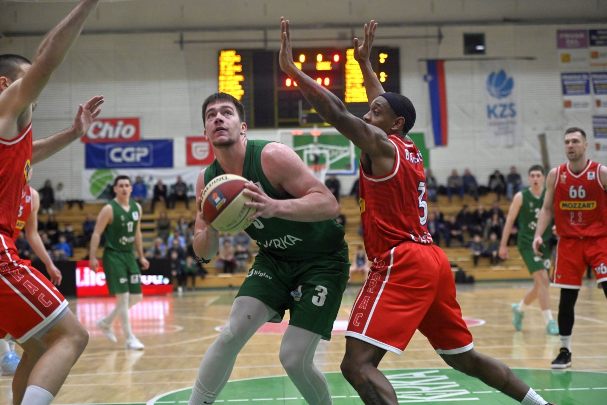 Krka je v zaključku povsem popustila. Tibor Mirtič (z žogo) je bil s 15 točkami drugi strelec Novomeščanov. (Foto: Drago Perko/KK Krka)