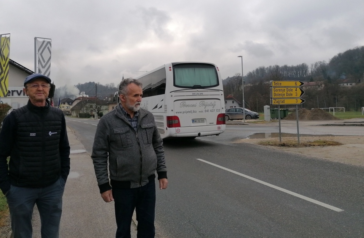 Bogdan Krašna in Lado Hočevar ob prometni državni cesti skozi Škocjan, kjer je nujno treba urediti križišče (kjer stoji avtobus) in umiriti promet. (Foto: L. M.)