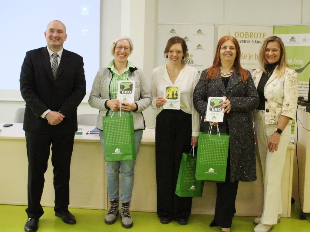 predsednik KGZS dr. Jože Podgoršek ter prejemnice znakov, na sredini Eva Šeruga (Foto: KGZS)