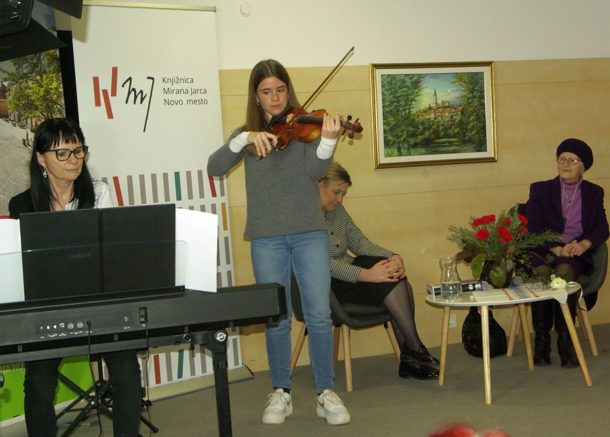 Glasbeni utrinki so popestrili kulturni večer v Knjižnici Mirana Jarca Novo mesto.