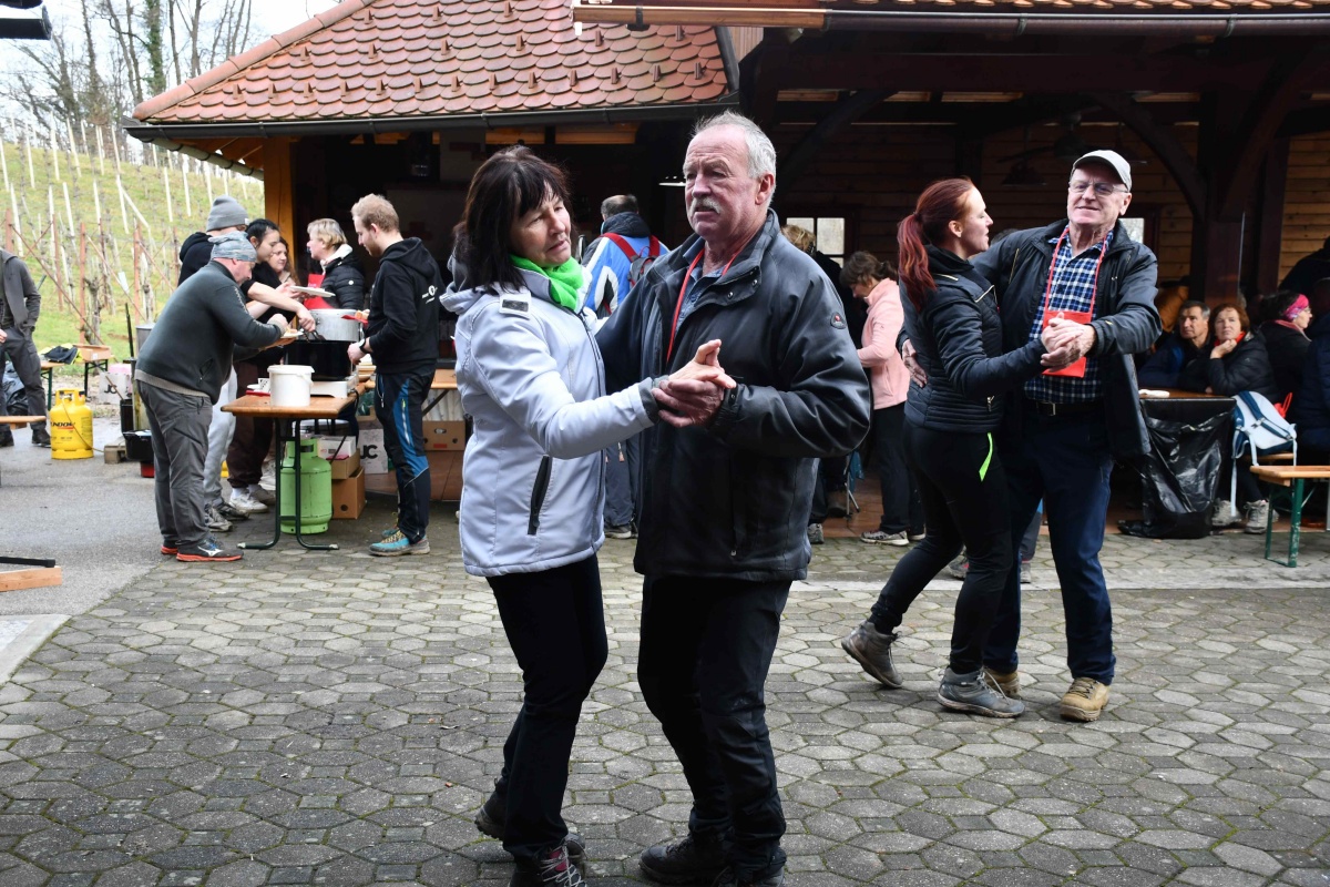 Na cilju pri Colnarju na Črešnjicah so dobili toplo malico, ob zvokih ansambla Zaplet pa se je marsikdo tudi zavrtel. (Foto: H. Murgelj)