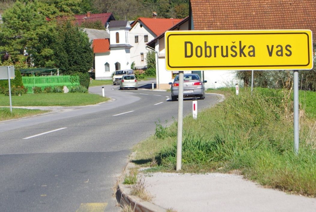 Krajani Dobruške vasi že dolgo opozarjajo, da je pločnik skozi vas nuja. (Foto: L. M.)