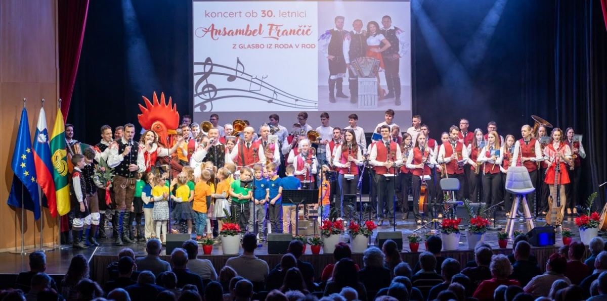 Vsi nastopajoči na jubilejnem nedeljskem koncertu v Šentjerneju. Poleg slavljencev so nastopili še Novi spomini, harmonikarski orkester Klemna Hribarja in pevski zbor Vrtca Brusnice.