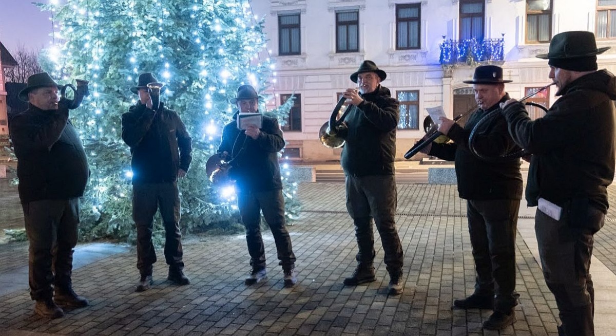 Šentjernejski rogisti so pripravili zanimiv večer na šentjernjskem "plac". (Foto: KUD ŠR)