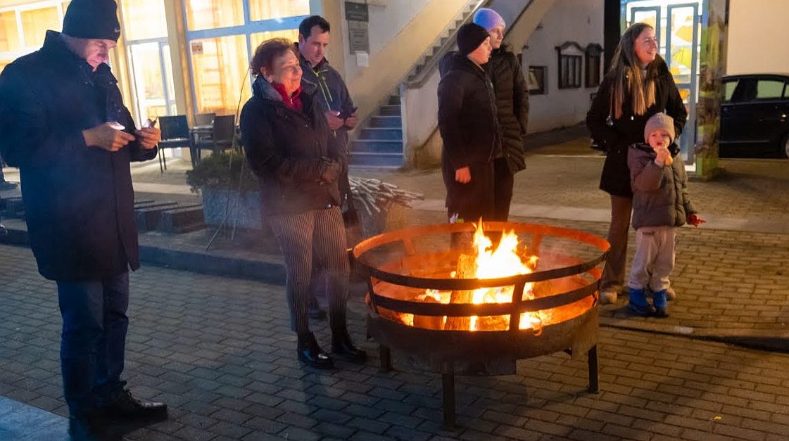 Peka klobas in hrenovk na ognju je bila nekaj posebnega.(Foto: KUD ŠR)