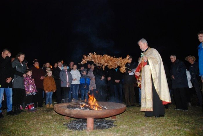 Katoliki postavijo jelko kot božično drevo, pravoslavni pa sežigajo  hrast, blagoslovljene hrastove vejice pa verniki odnesejo domov. (Foto: arhiv DL; B. G.)