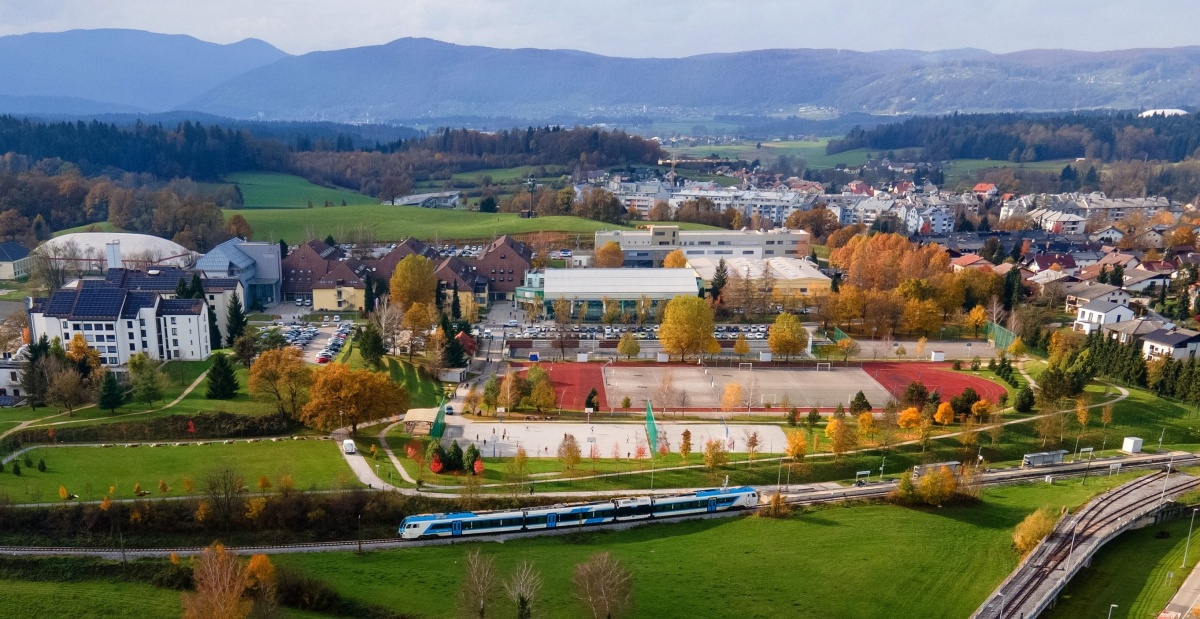 Največja izobraževalna ustanova v Sloveniji je Šolski center Novo mesto. Levo so stolpiči dijaškega in študentskega doma. (Foto: FB ŠCNM)