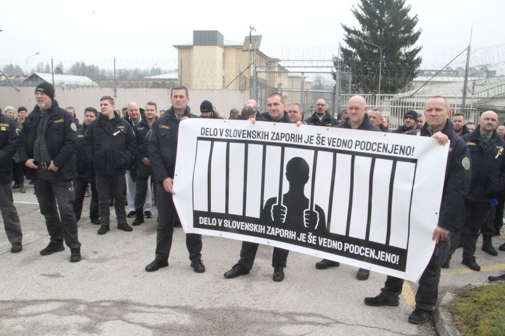 Protest zaposlenih v Zavodu za prestajaje kazni zapora Dob pri Mirni. (Foto: R. N.)