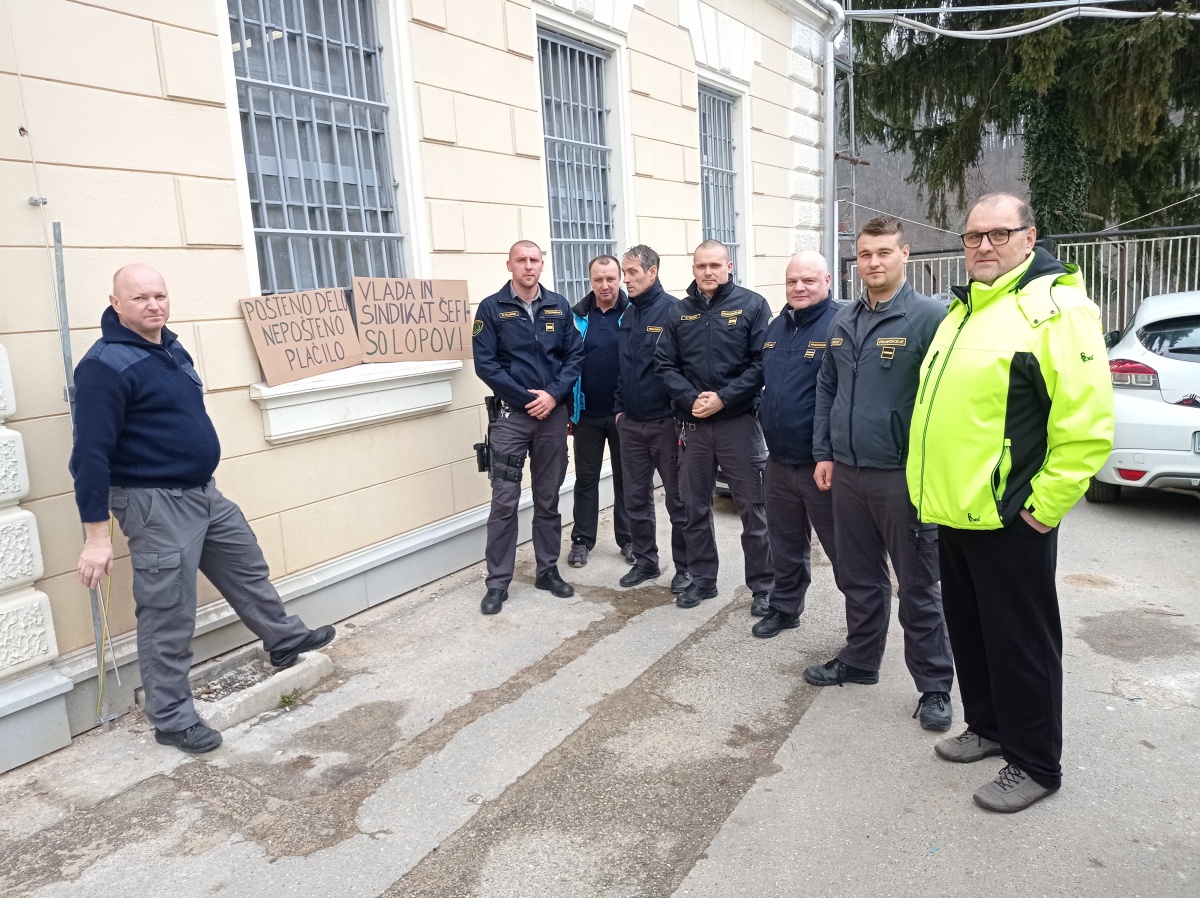 Tako so se na protestu zbrali tudi pred zaporom v Novem mestu. Zahteve enake, kot so jih sporočali na Dobu. (Foto: M. L.)