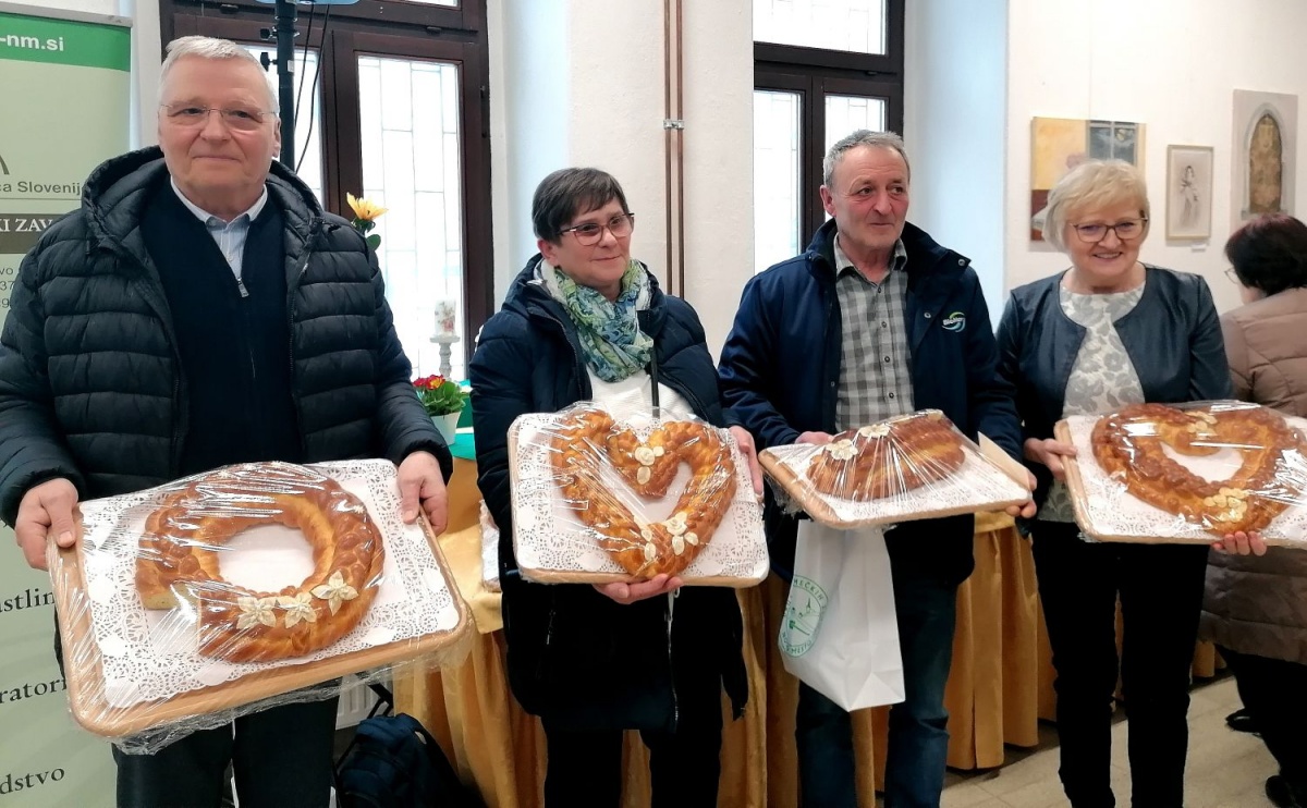 Zmagovalka Simona Janc (druga z leve), na njeni desni Boštjan Primc iz Straže, na Jančevi levi Jože Senegačnik iz Škofljice, ter na skrajni desni Štefka Vidic, vsi so prejeli zlata priznanja v različnih kategorijah.