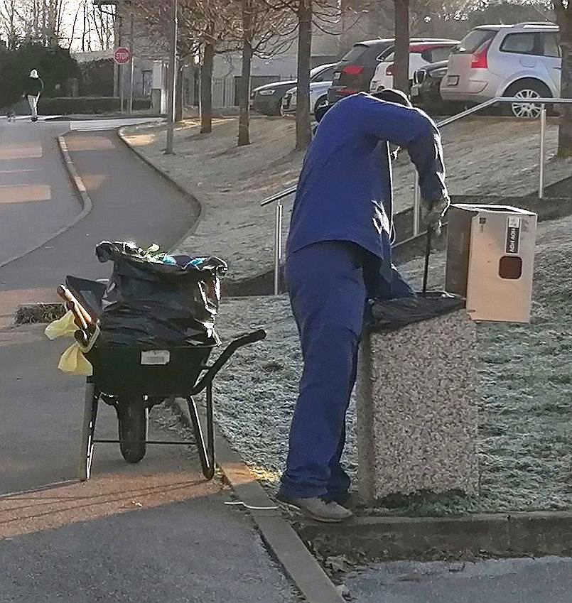 Koše za pasje iztrebke je treba redno prazniti. (Foto: L. M.)