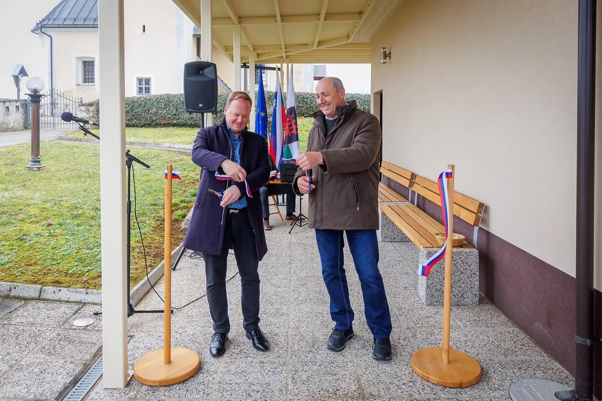 Črnomaljski podžupan Jaka Birkelbach in predsednik KS Petrova vas Anton Plut sta prerezala trak. (Foto: Jani Pavlin)